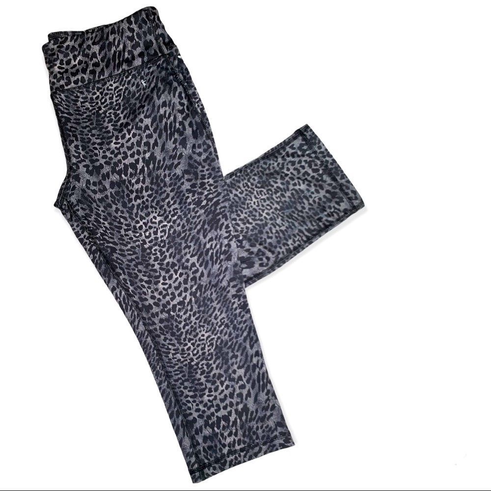Danskin Now Fitted Crop Leggings size Small | Gray Leopard 18" Inseam